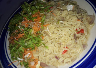 preparing Indomie and vegetables salad